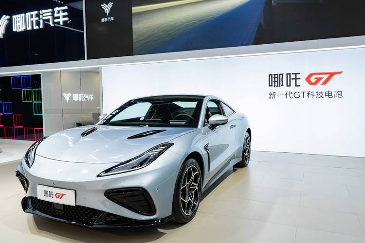 东莞334哪吒汽车在智能汽车领域的表现，领途汽车在新能源汽车市场中的影响力